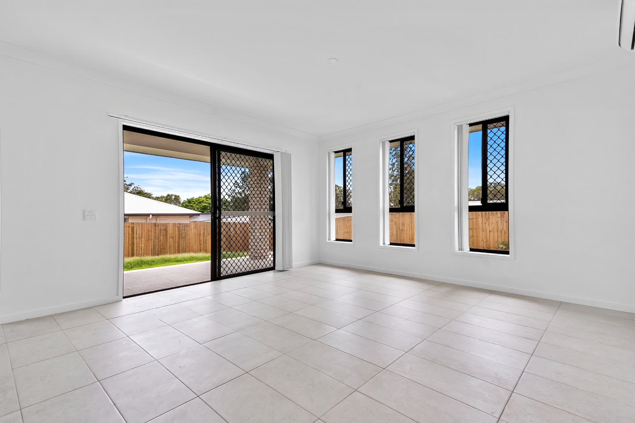 020 Open2view_ID984522-740_Kent_Street