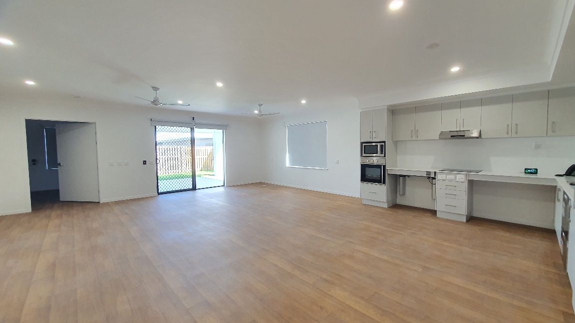 3   Buchanan St 33 - Kitchen to Living
