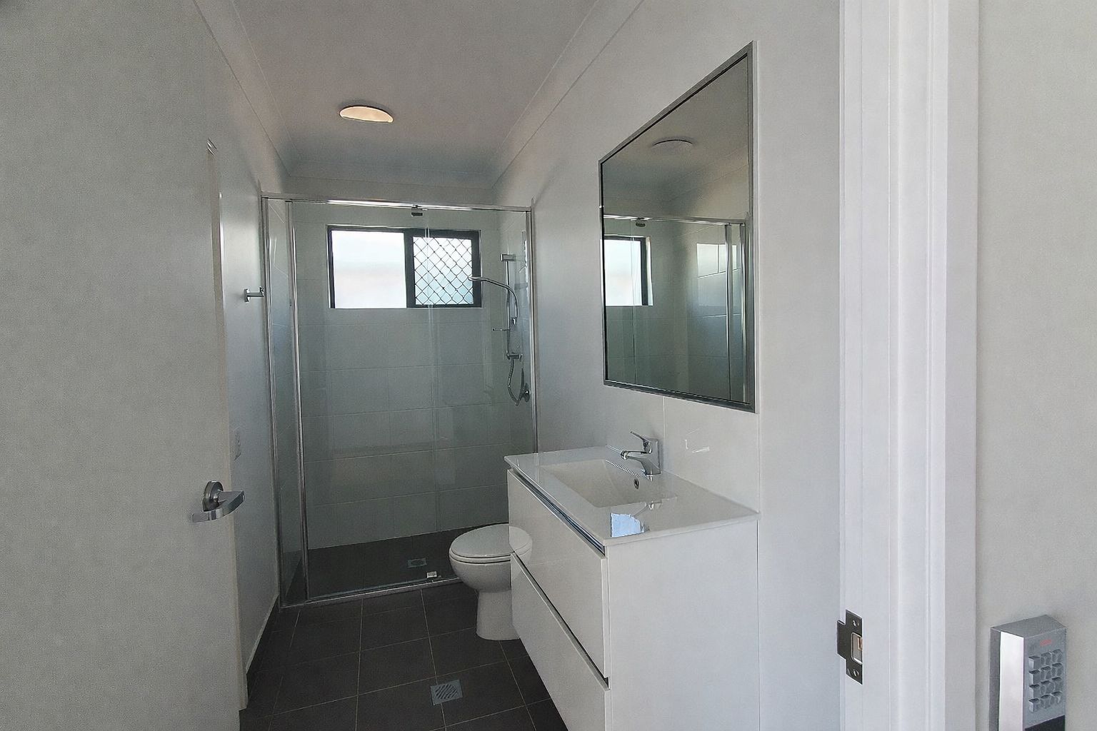 8   Buchanan St 33 - OOA Bathroom