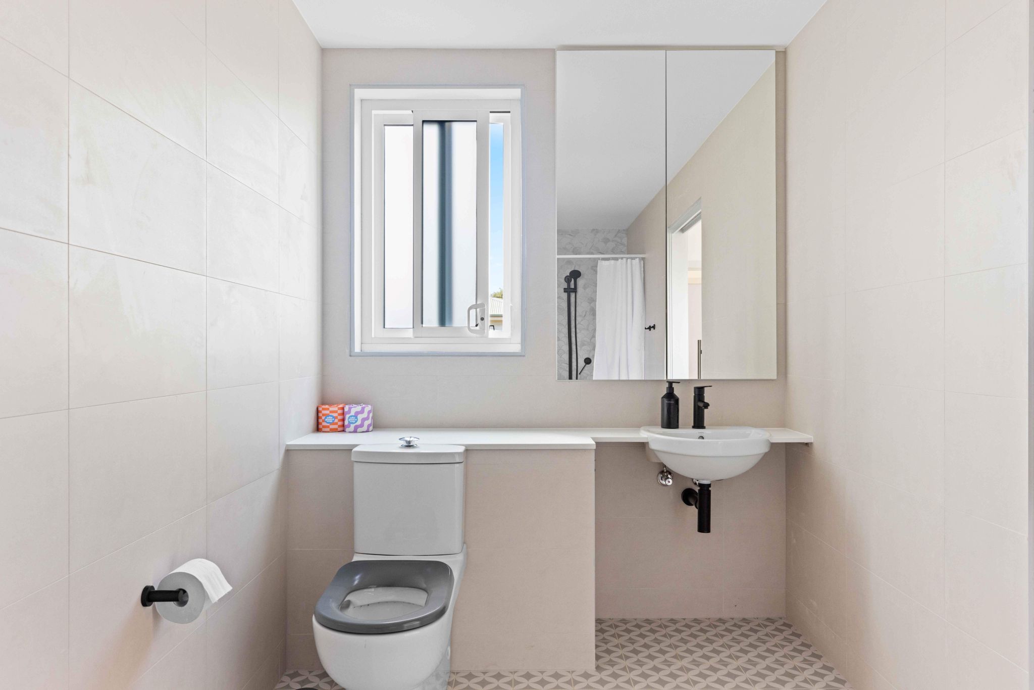 Bathroom 1 bed toilet