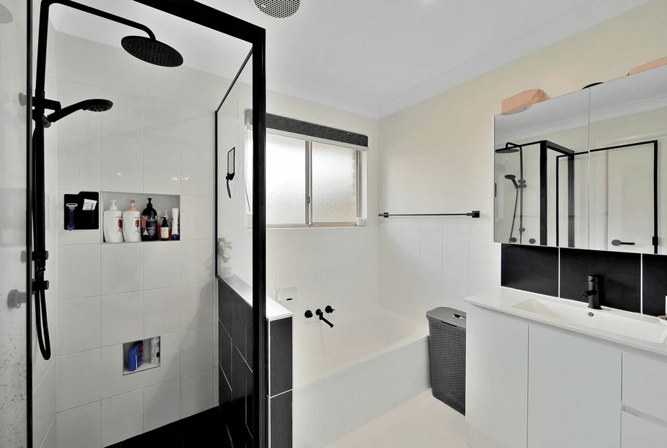 Parkvue Main Bathroom