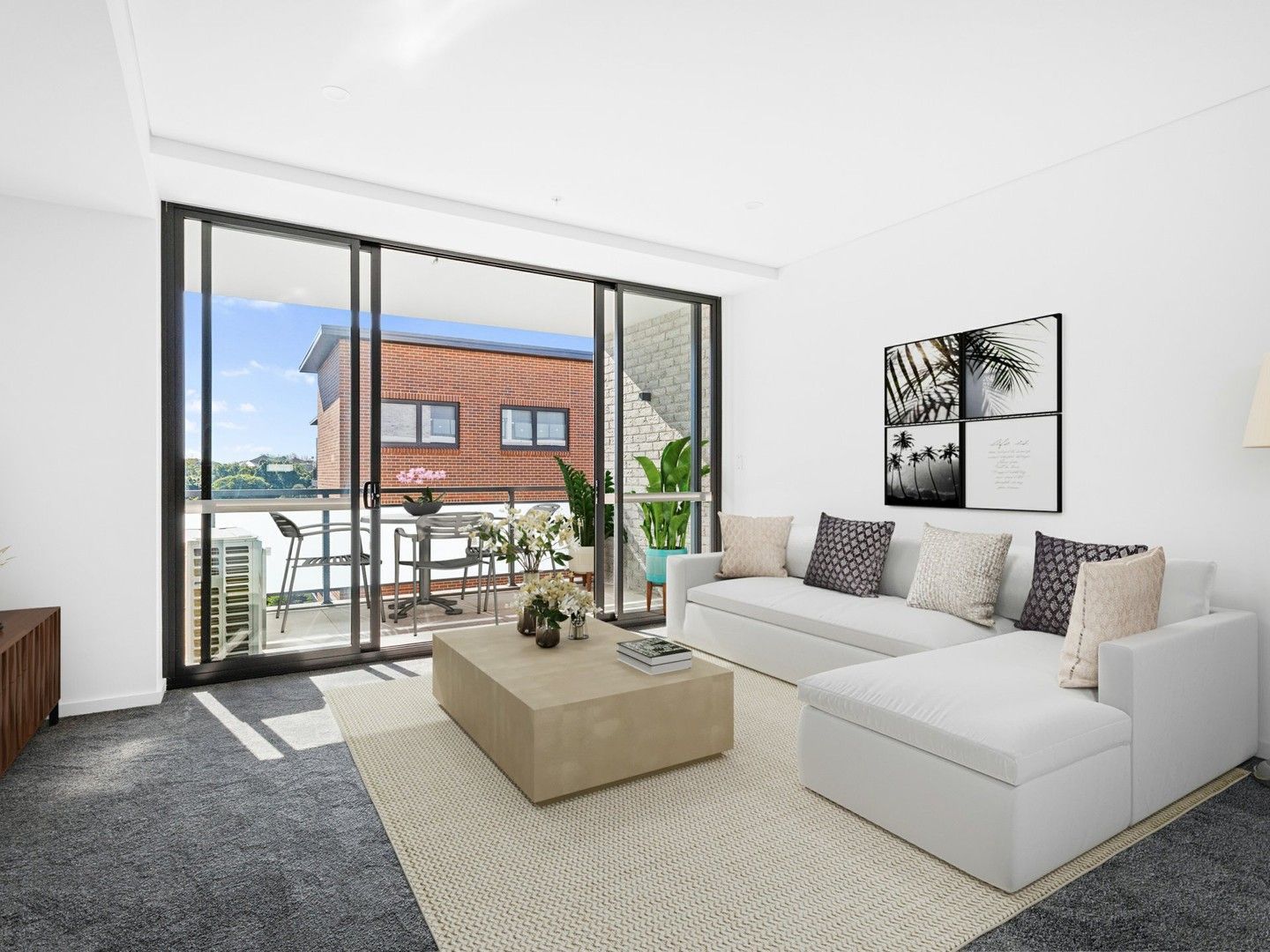 Lounge room with balcony 2