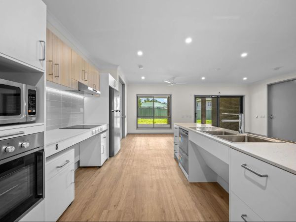 2   Elliott St 13 - Kitchen