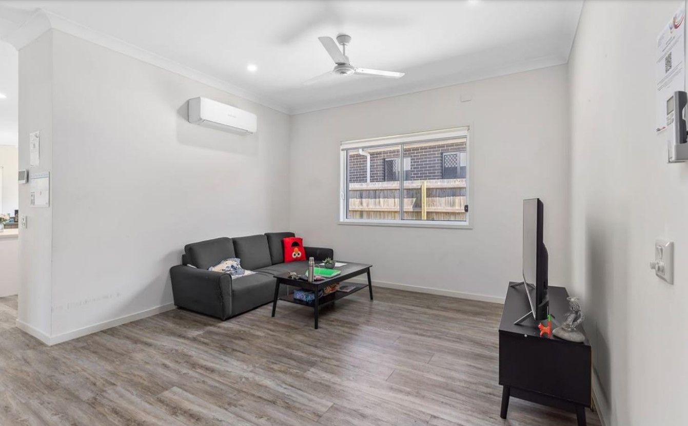 6   Woodward Pl 23 - Living