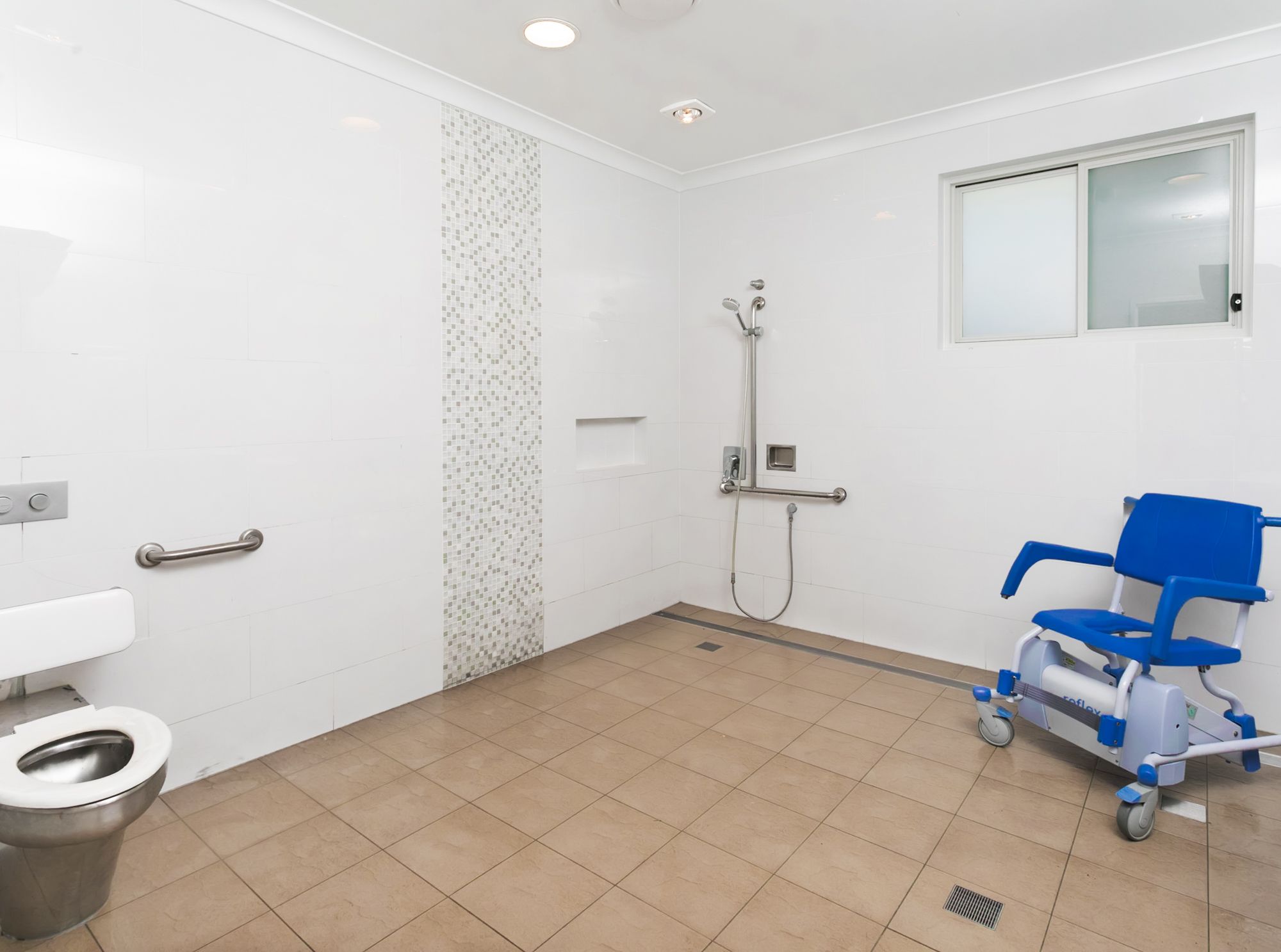 SIL042 LR_Maryland_shared toilet_1