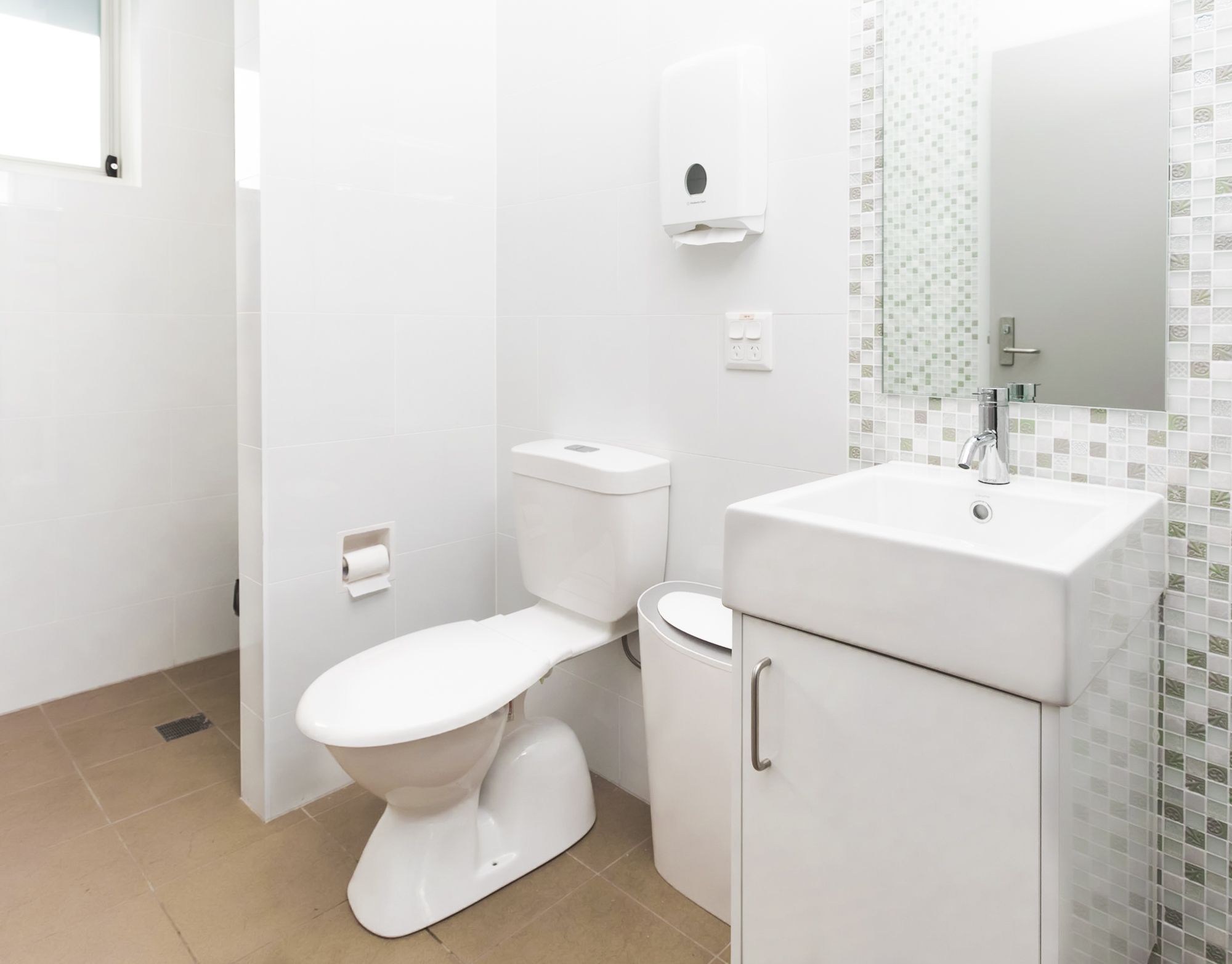 SIL042 LR_Maryland_shared toilet shower