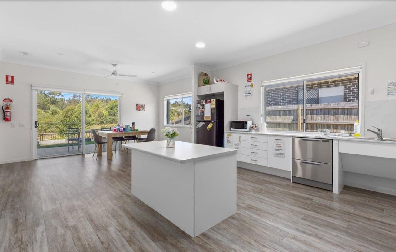 5   Woodward Pl 23 - Kitchen to Dining