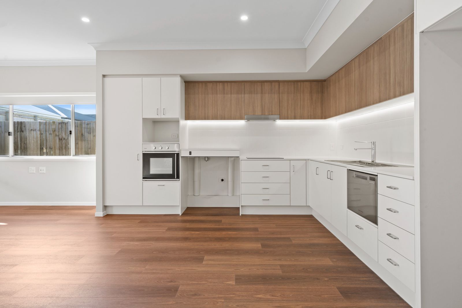 011 Open2view_ID965913-24_Livistona_Street