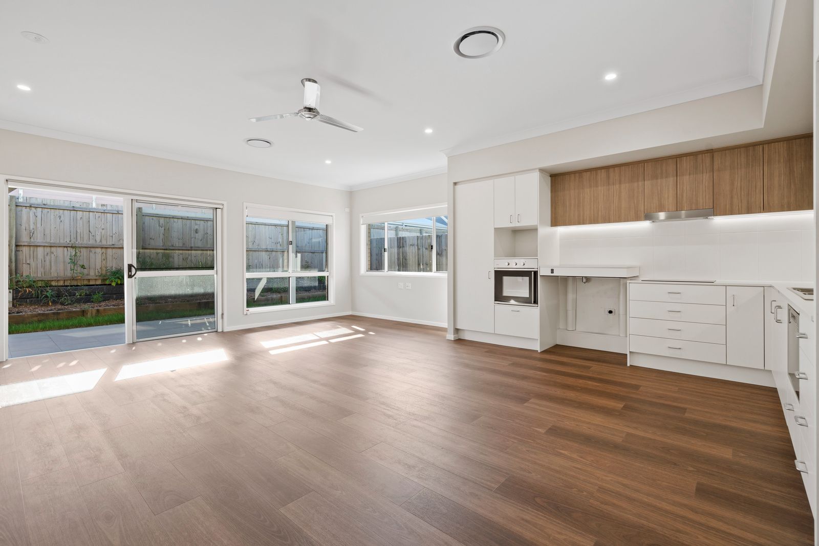 010 Open2view_ID965913-24_Livistona_Street