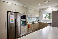 SIL045 LR-BilambilHts-communal-kitchen2