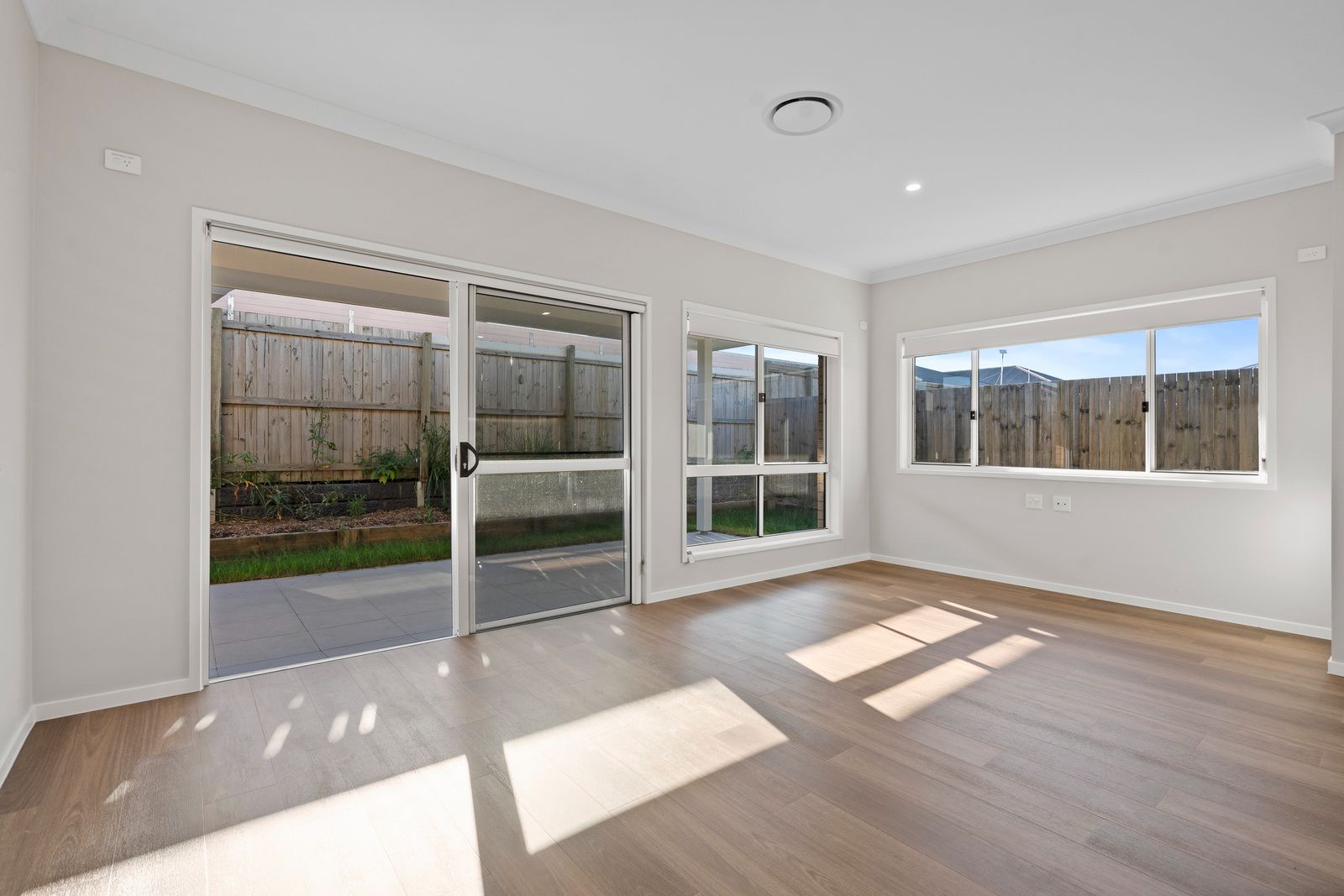 012 Open2view_ID965913-24_Livistona_Street