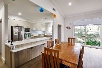 SIL045 LR-BilambilHts-communal-kitchen1