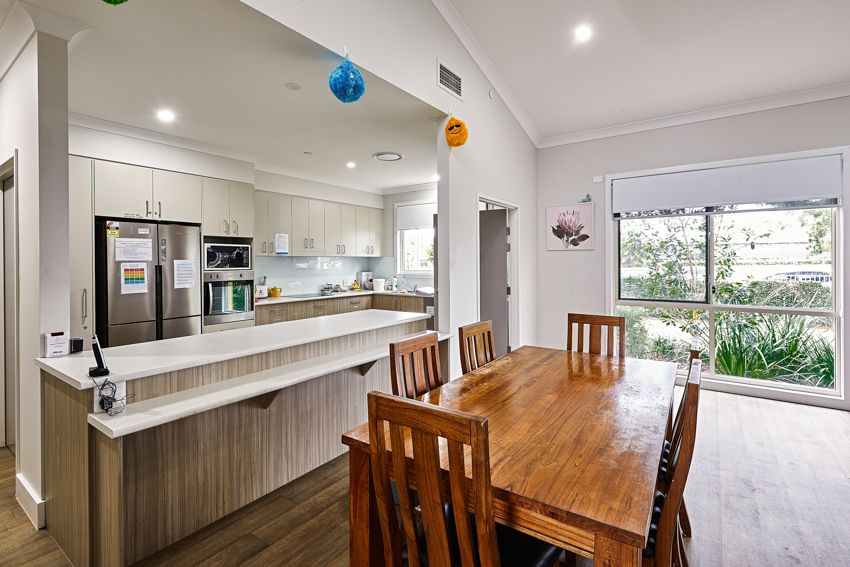 SIL045 LR-BilambilHts-communal-kitchen1