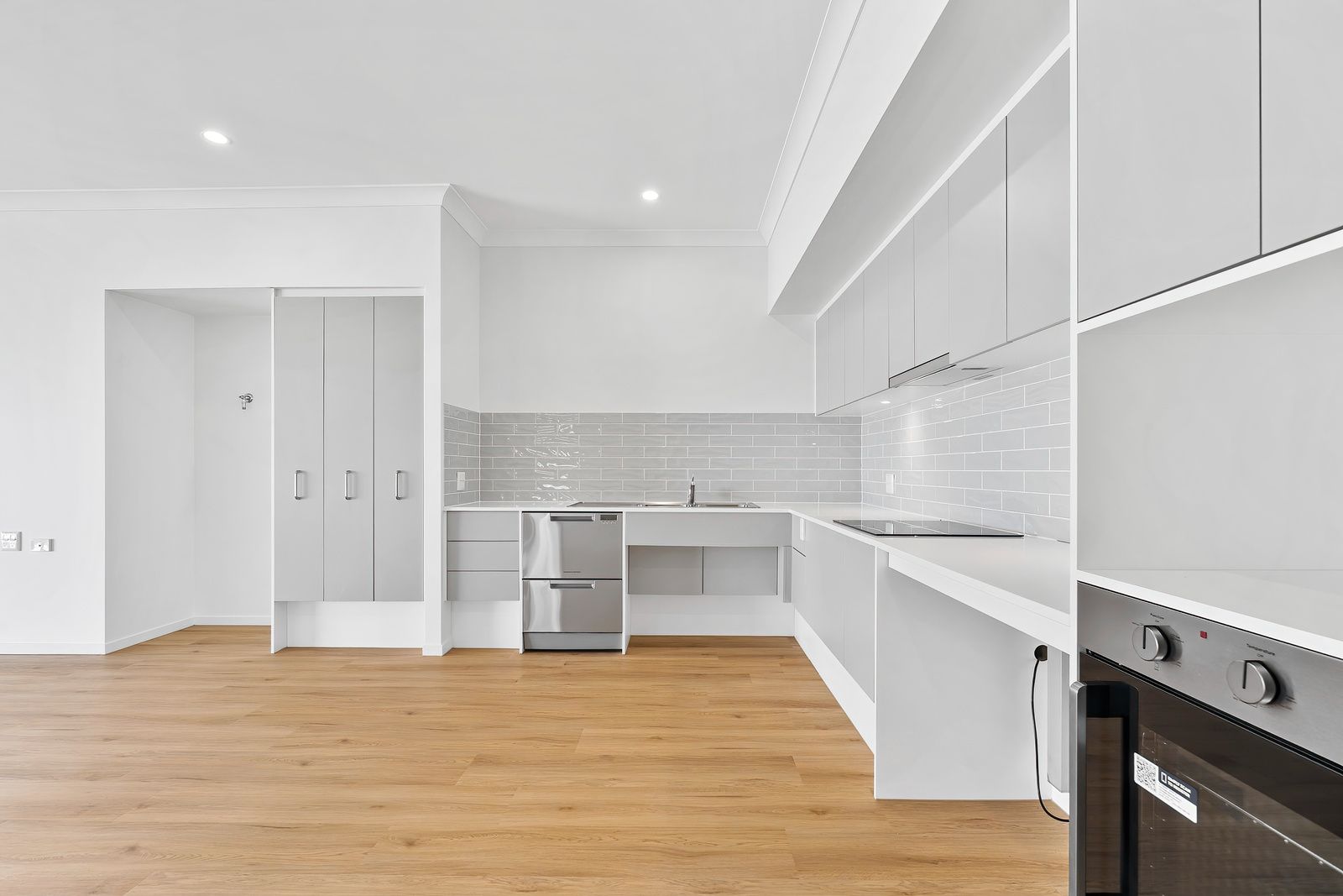 005 Open2view_ID1003017-14_Zephyr_Crescent