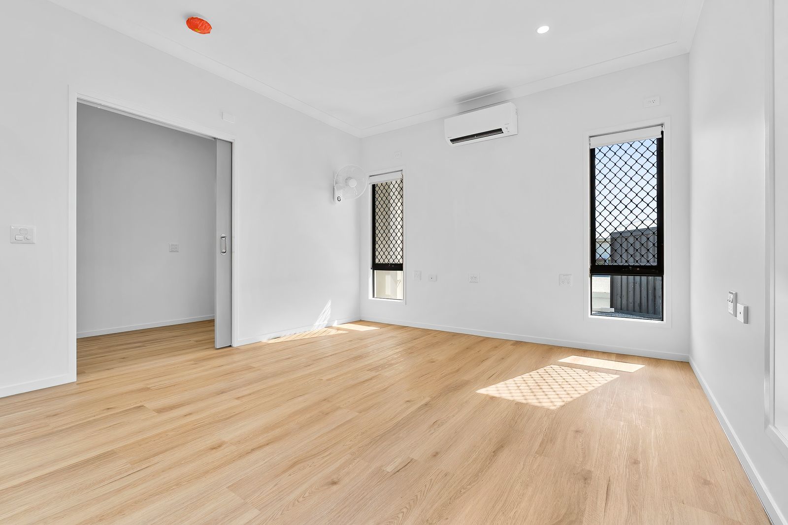 014 Open2view_ID1003017-14_Zephyr_Crescent