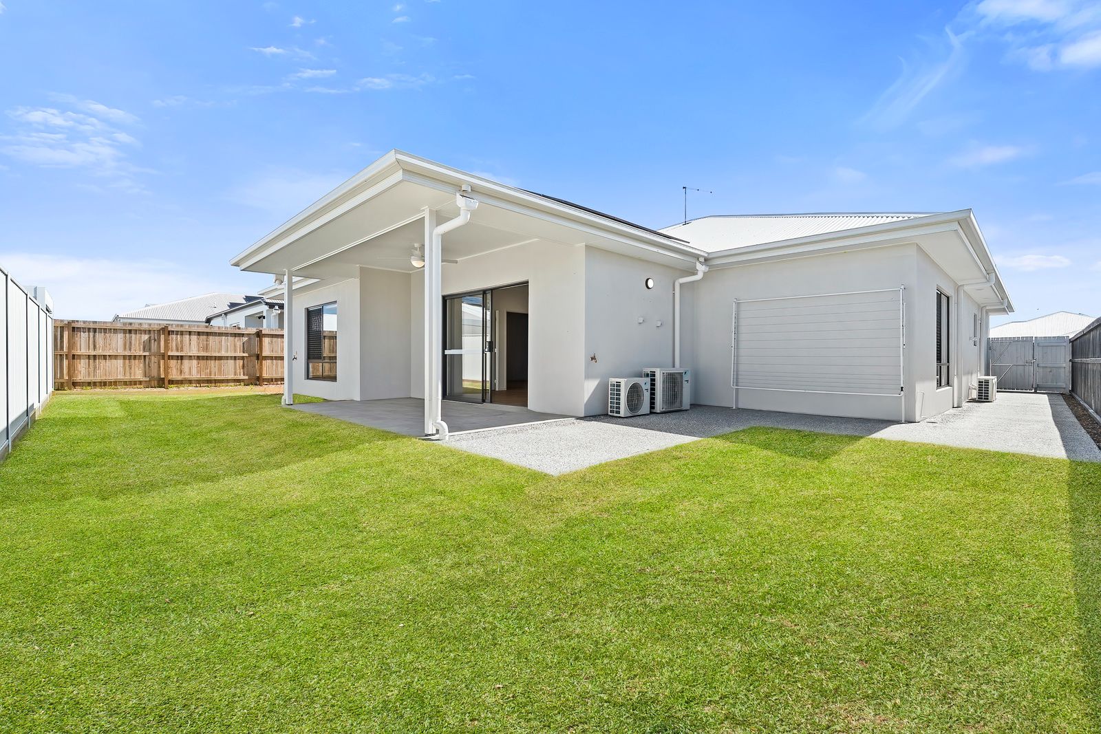 004 Open2view_ID1003017-14_Zephyr_Crescent