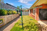 2021 10.05_JoanCrt_SideYard_Web1200x800