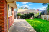 2021 10.05_JoanCrt_SideYardB_Web1200x800