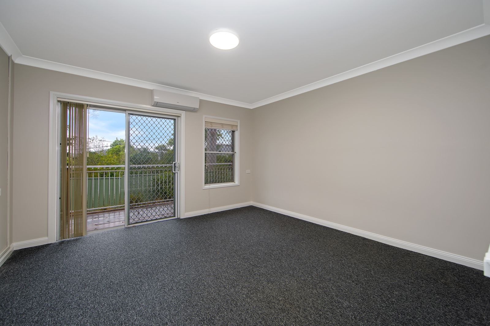 007 Open2view_ID848542-6_Leech_Close