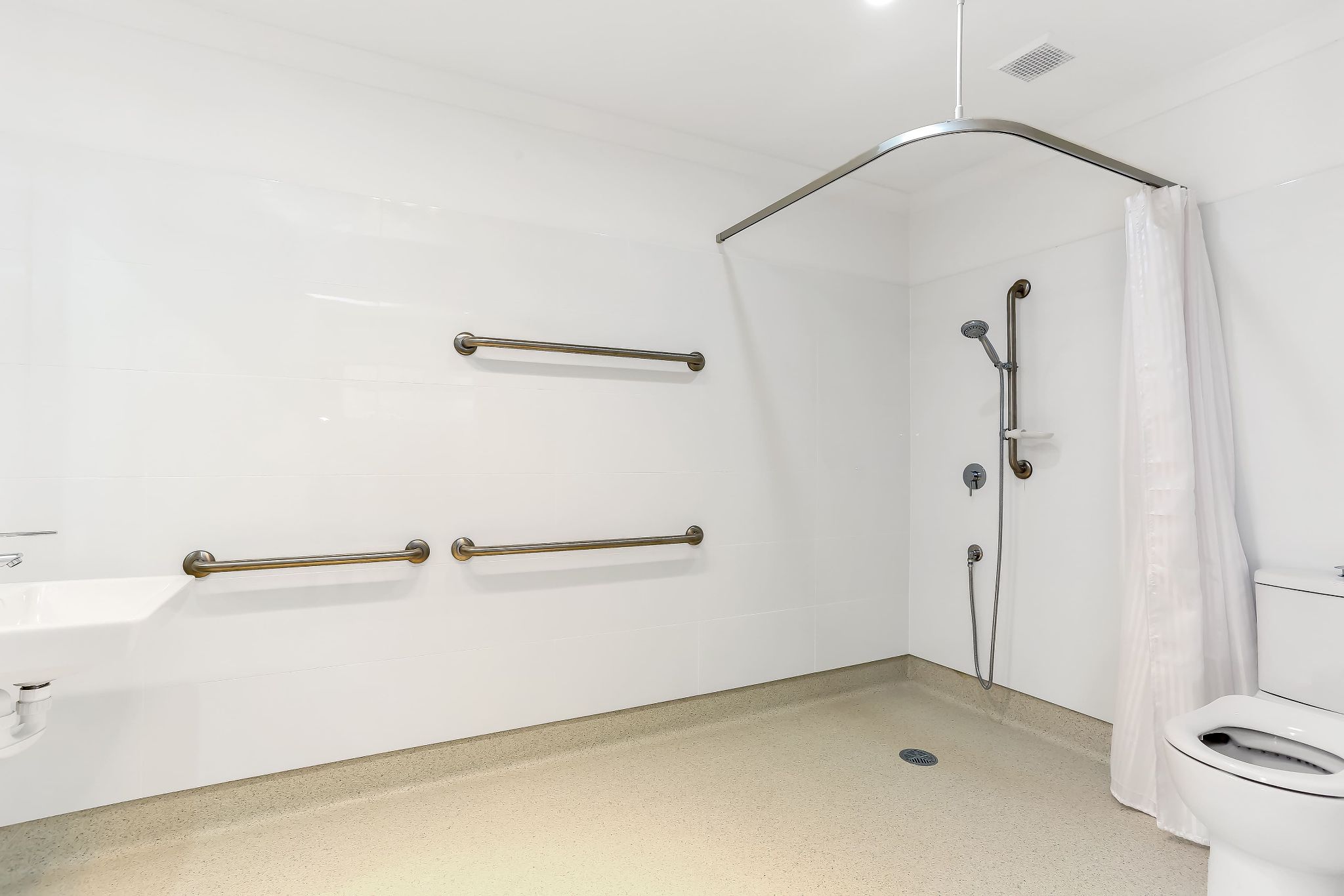 12 Bruce_St_Dandenong_batghroom