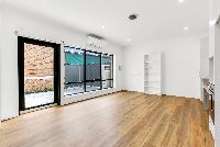 12 Bruce_St_Dandenong_living