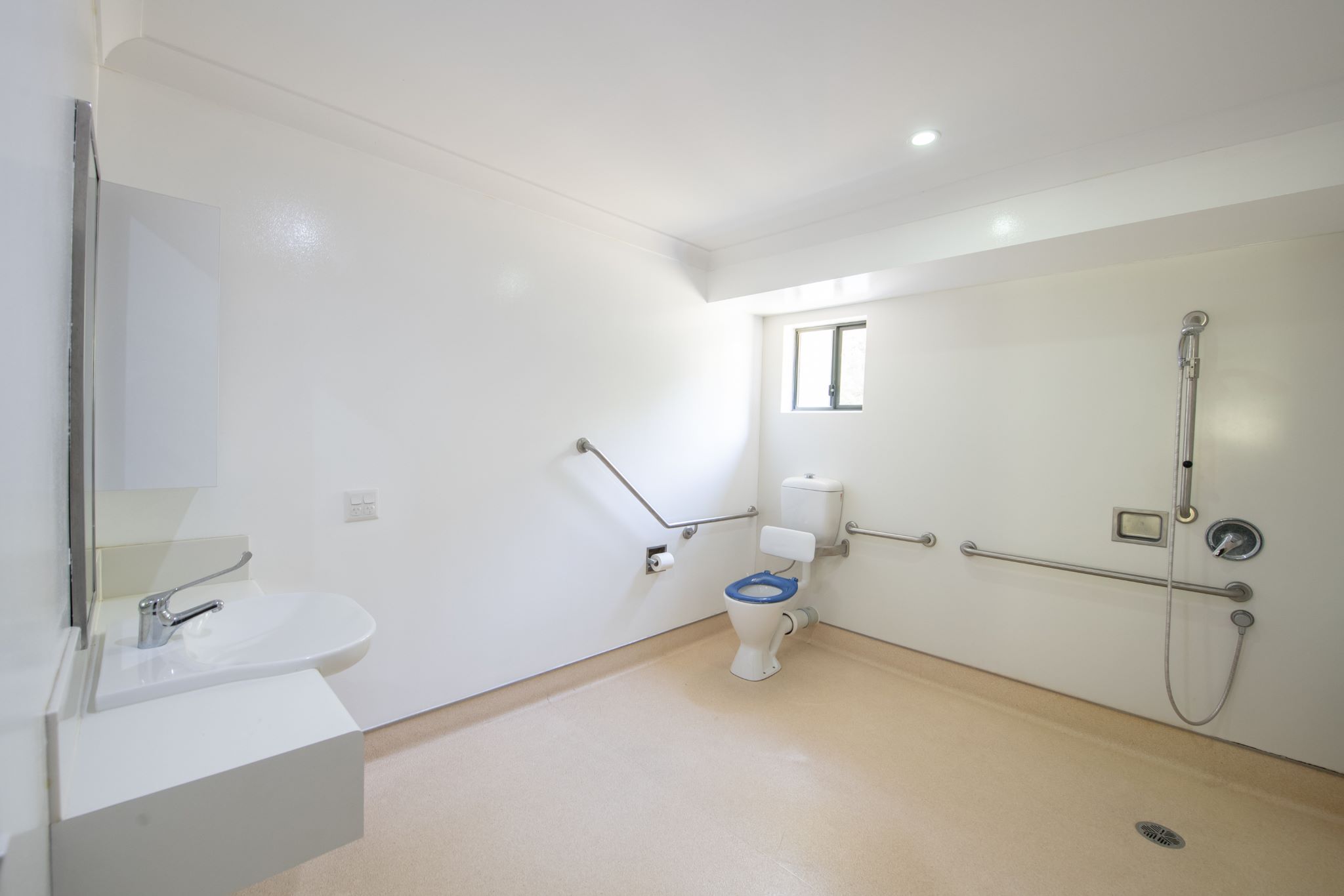 AQ Shared Bathroom_GREENBANK_007