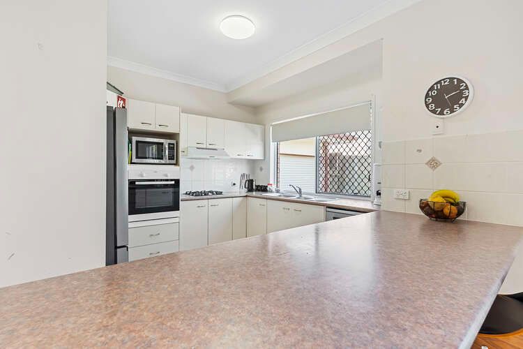 Kitchen 3 Greenway_Court_Tewantin_DAX40165H-750x500