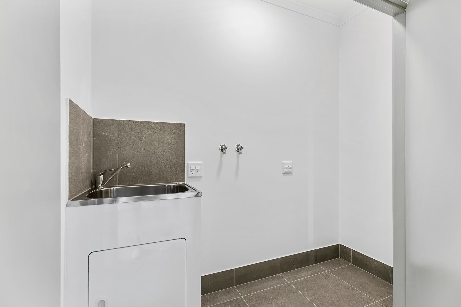 003 Open2view_ID993060-43_Dougan_Street