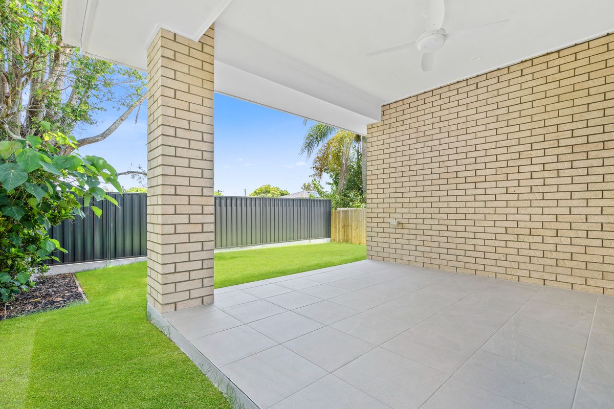 PROFESSIONAL PHOTO   LOW RES 12