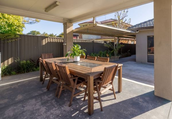 Canterbury 0322-outdoor-seating