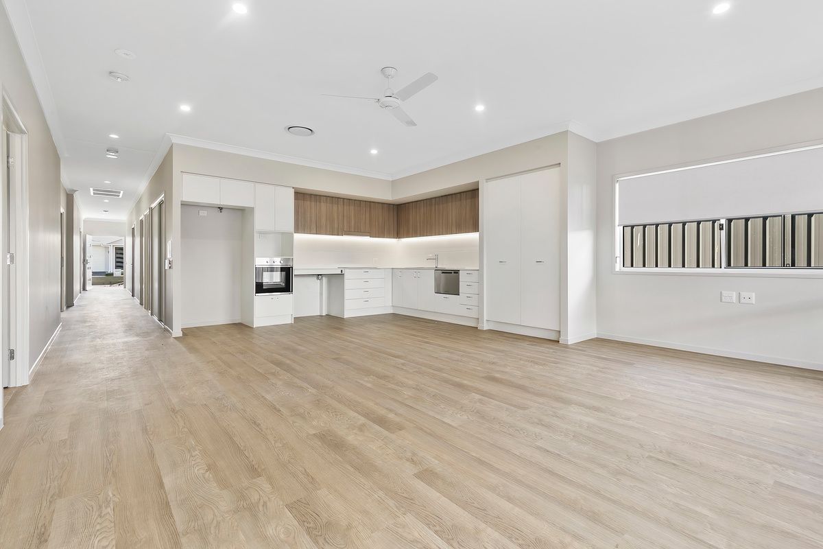 PROFESSIONAL PHOTO   LOW RES 13