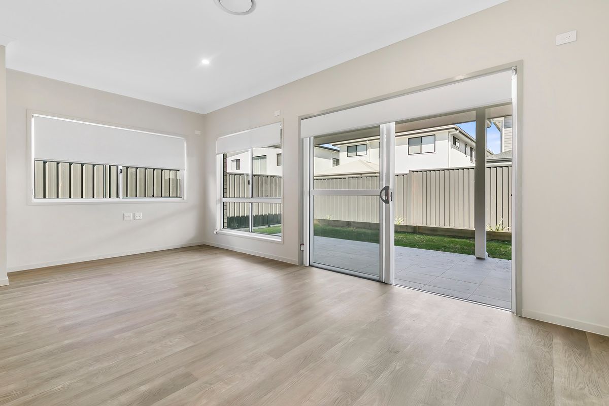 PROFESSIONAL PHOTO   LOW RES 14