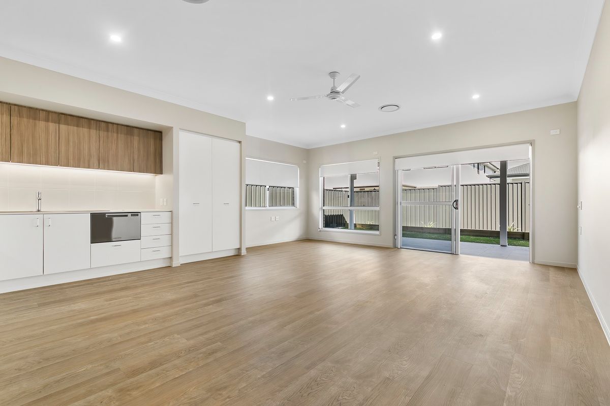 PROFESSIONAL PHOTO   LOW RES 17