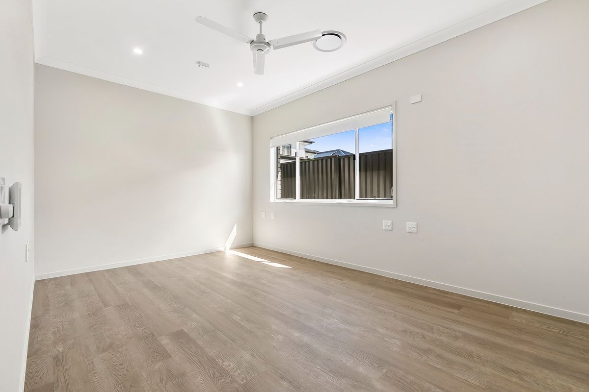 PROFESSIONAL PHOTO   LOW RES 16