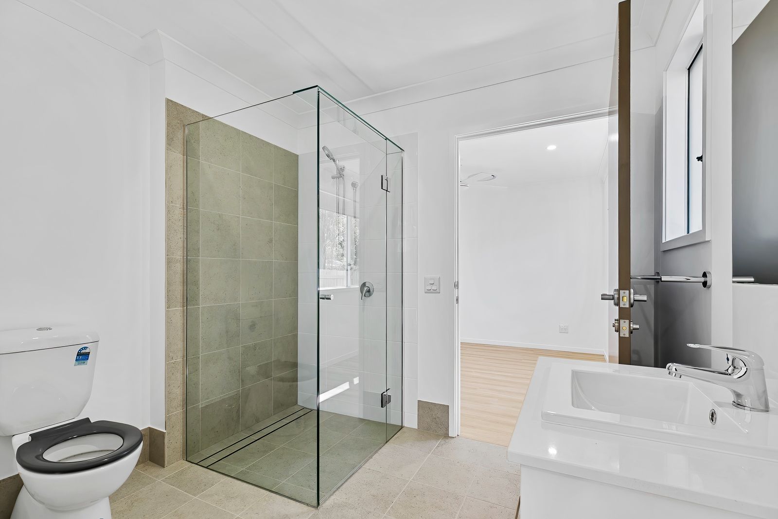 9   Ryan Ct 1 - 2 way bathroom