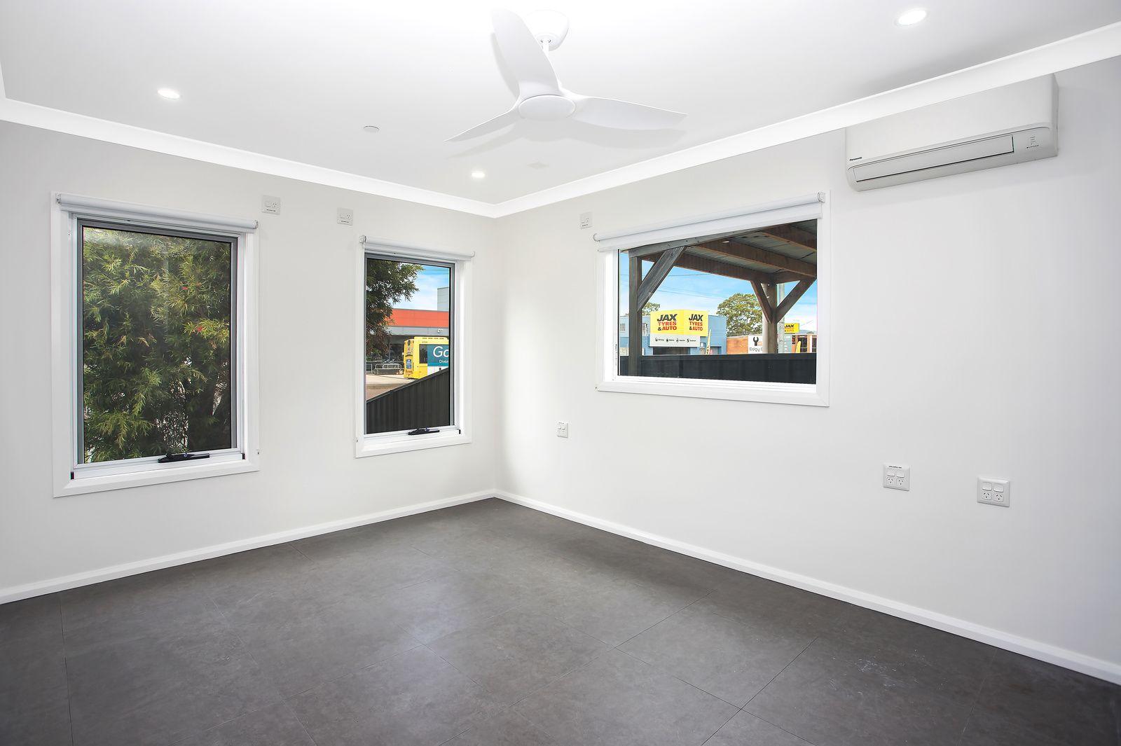 007 Open2view_ID811880-697A_Main_Road