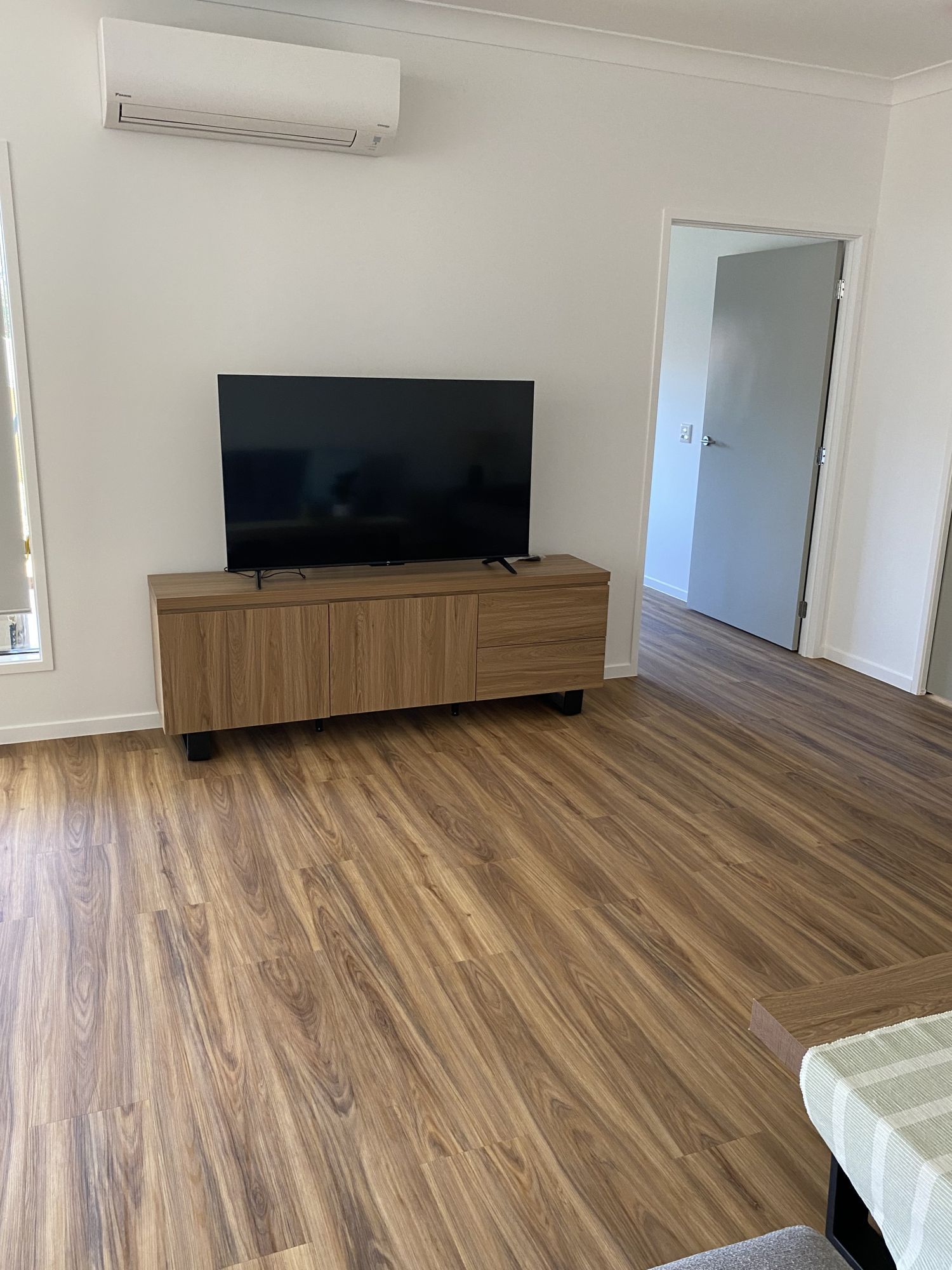 Cutbush lounge tv