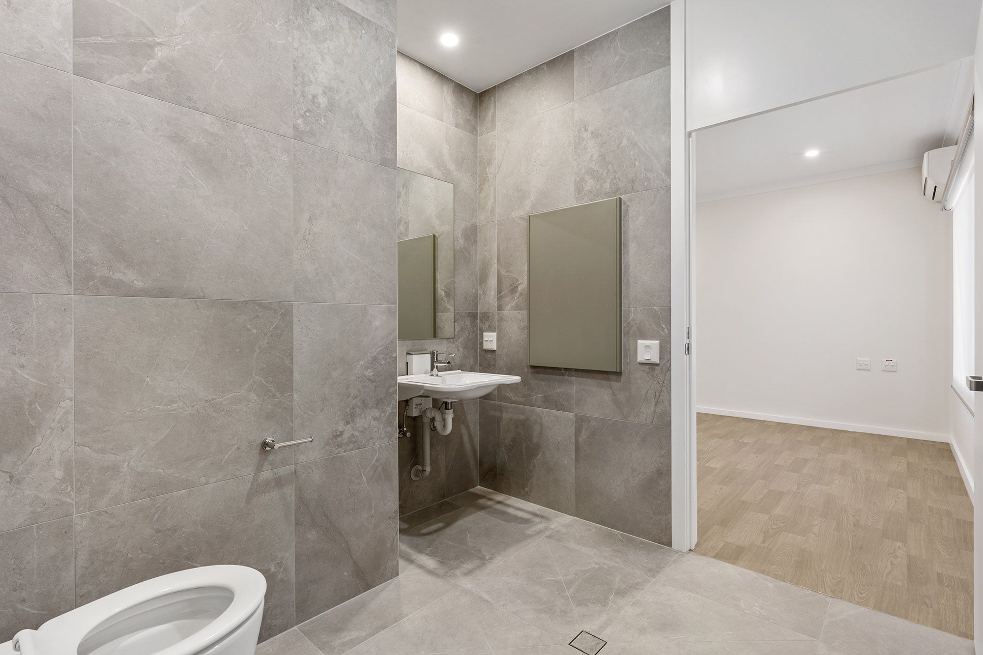 Rowans   Ensuite into Bedroom LR No Logo