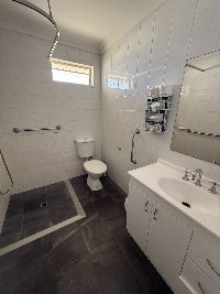 sil accommodation.kiara.bathroom