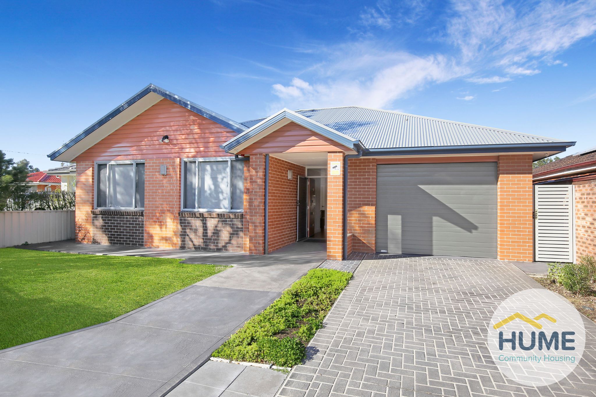 LOGO Liverpool front