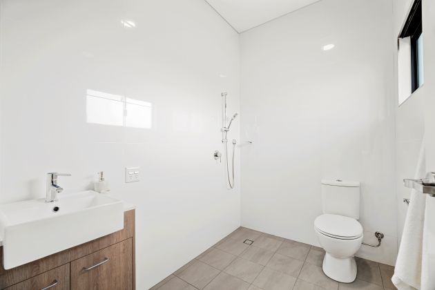 14 7 Leadwort  Court Leben Homes-bathroom