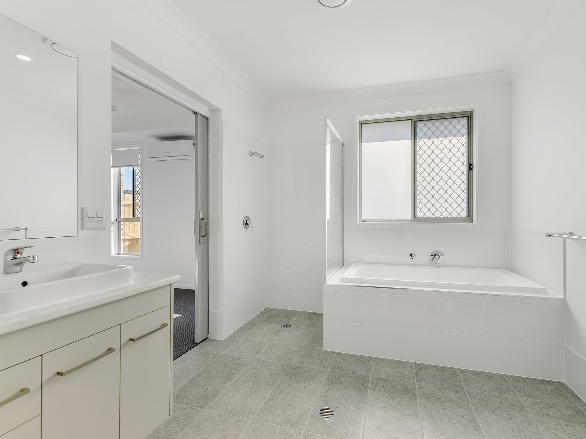 10   Alexander Pl 22 - Bathroom