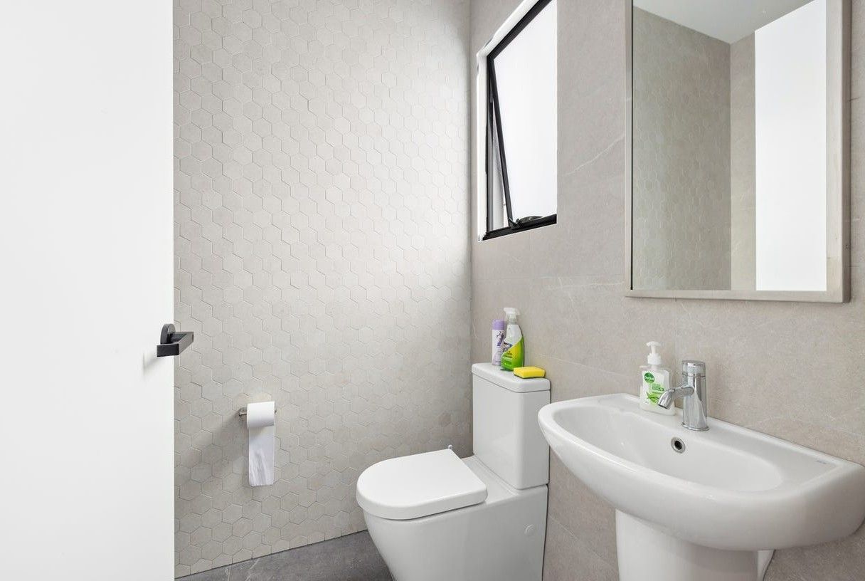 11   Ludwig St 4 - OOA Bathroom