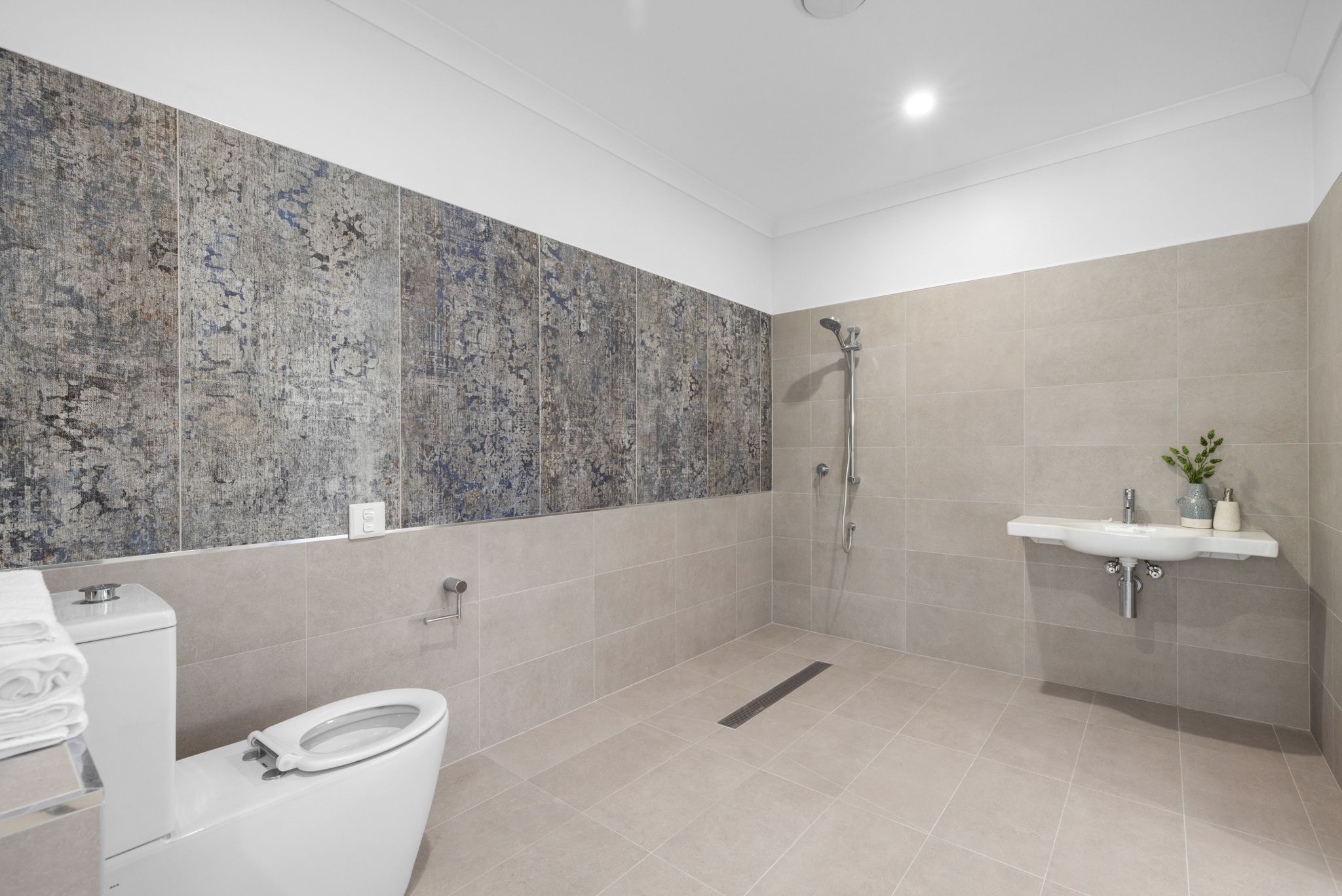 1747966054344 40-ManlySt-3