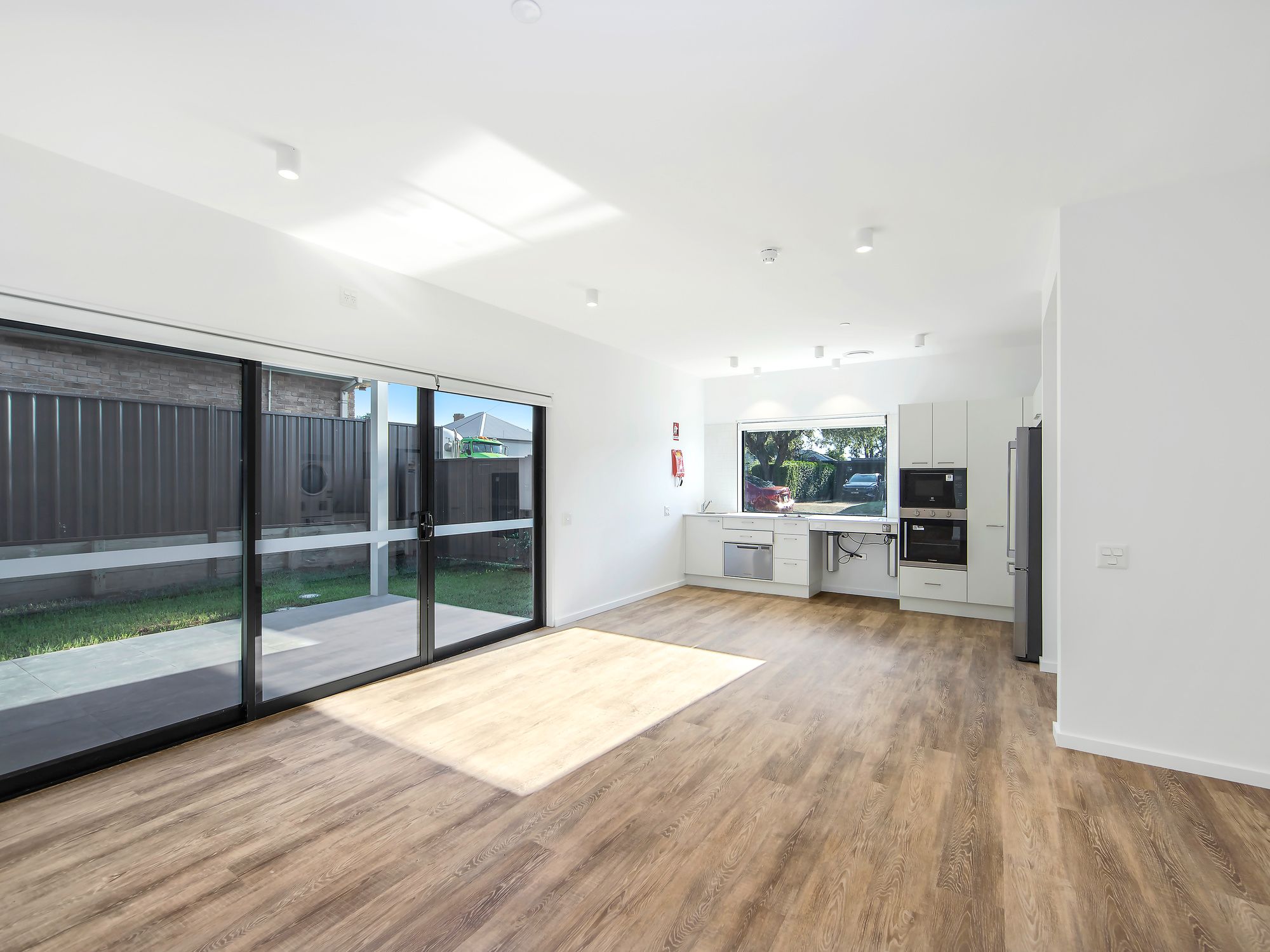 004 Open2view_ID879397-15_Lawson_Street