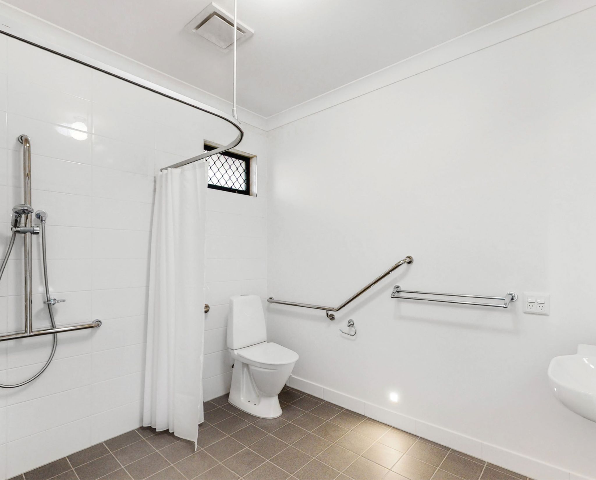 90132b40 b260-4f76-a6e8-613af1dc8134-lg-bathroom_web