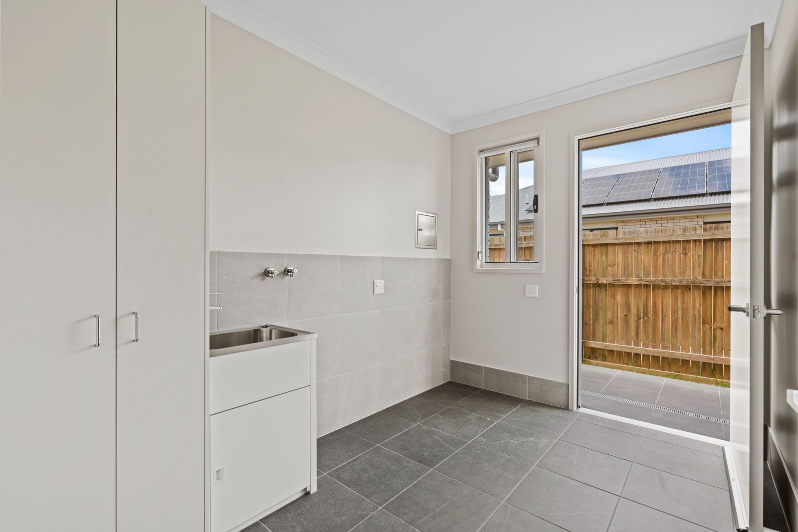 011 Open2view_ID999345-271_Aberdeen_Parade