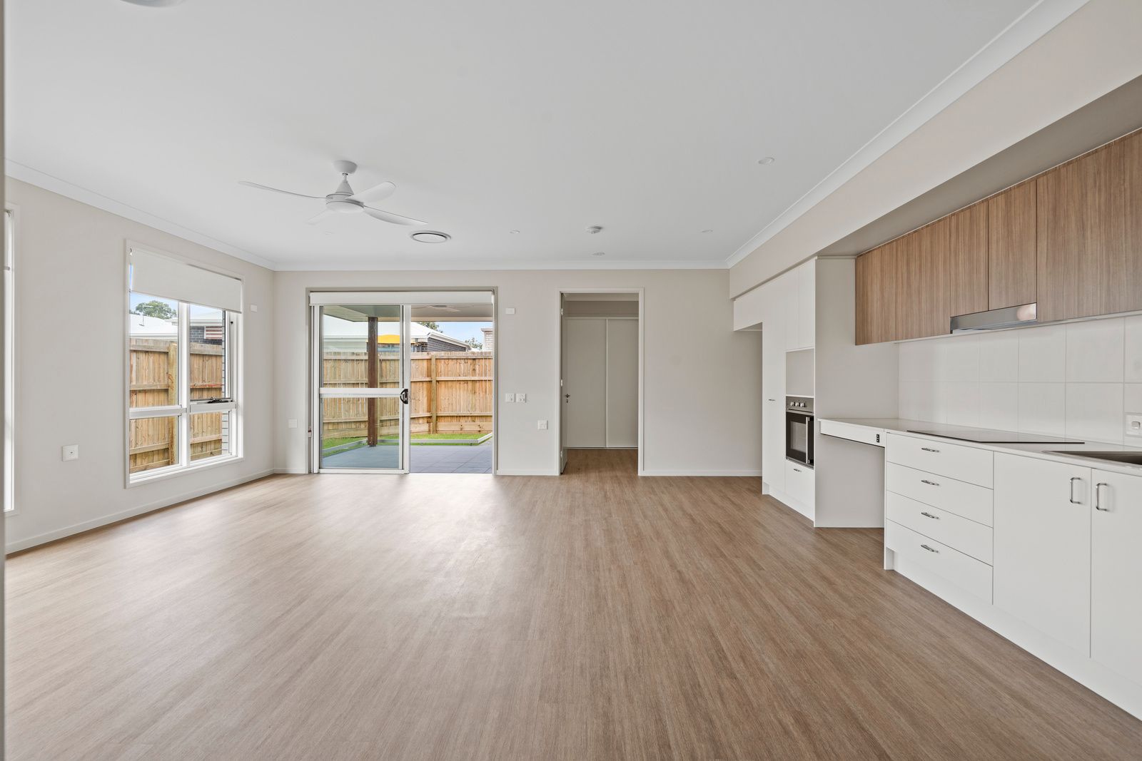 012 Open2view_ID999345-271_Aberdeen_Parade