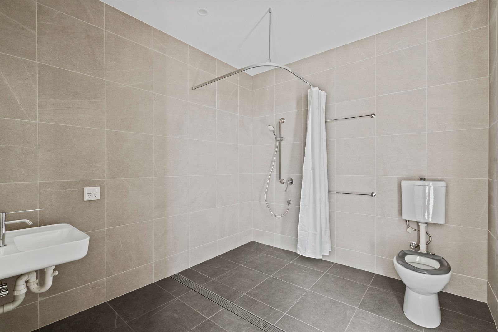 010 Open2view_ID999345-271_Aberdeen_Parade