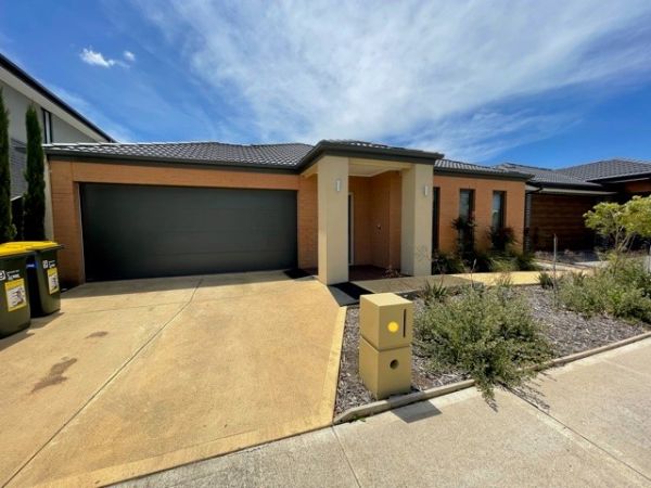 Roxburgh Park   Facade